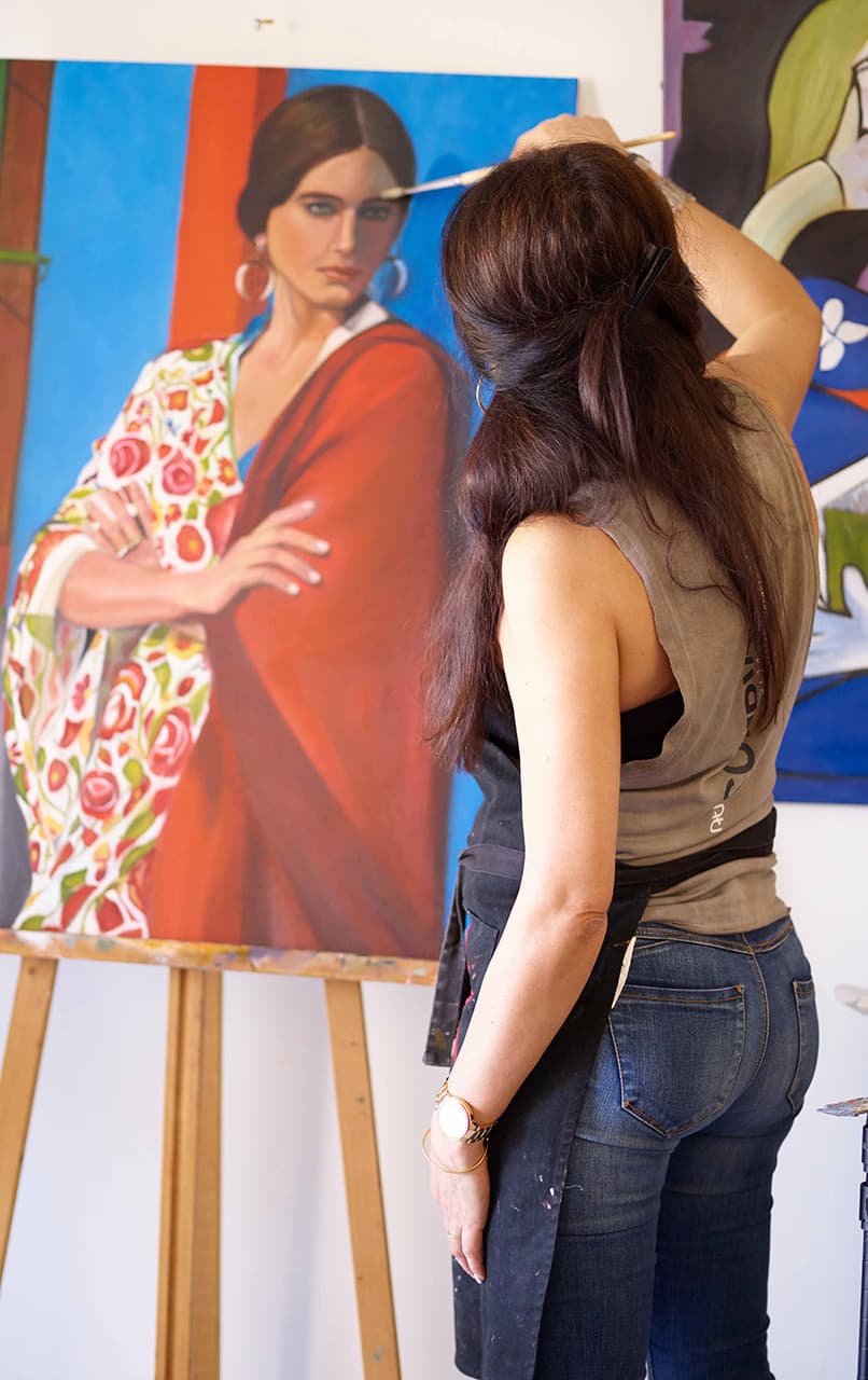 Léna Khalifeh painting a portrait at the easel